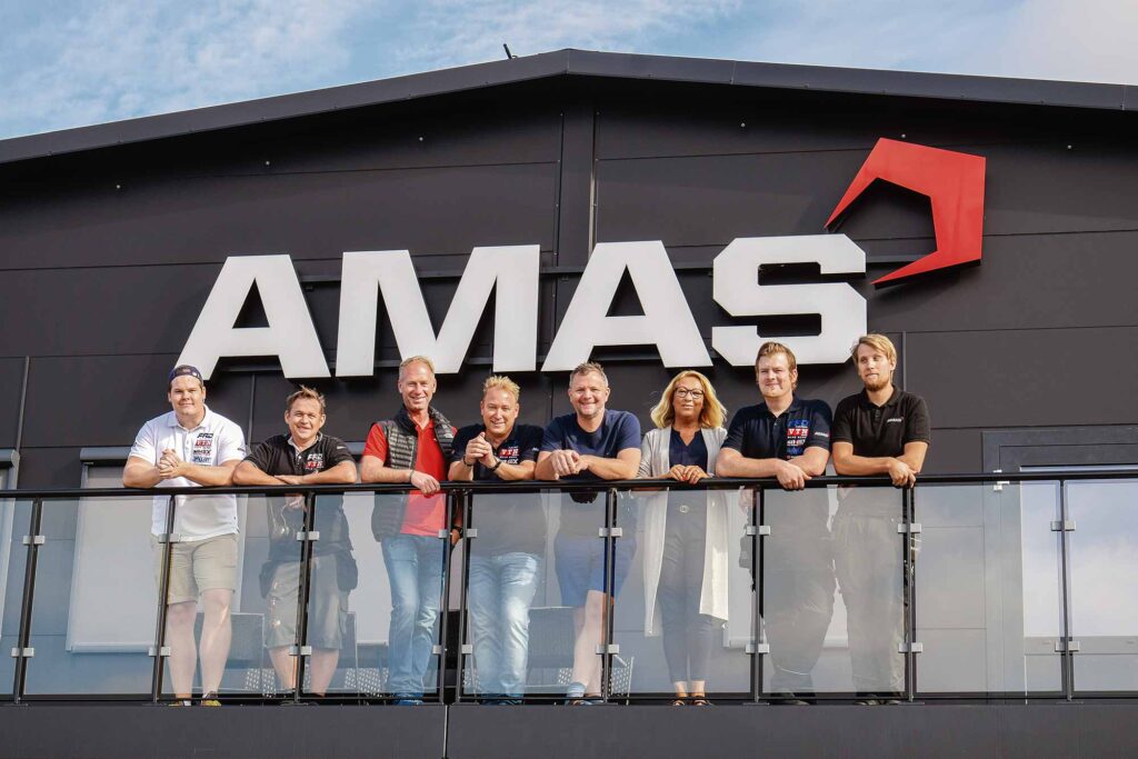 Alla anställda på AMAS Svenska AB står på balkongen