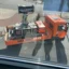 Självförsörjande dammbekämpningsmaskin på flaket på en orange lastbil.