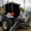 En traktorgrävare som har en hydraulisk generator monterad på grävaggregatet.