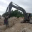 AF Decom krossar betongplattor med sin pulveriserare som sitter på en Volvo grävmaskin.