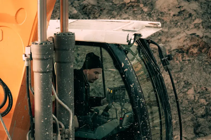 Grävmaskinist Kristoffer Persson sitter i grävmaskinens hytt redo att prova hydraulhammaren