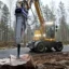 Marcus Bolin från Brämmesås Entreprenad AB med sin Komatsu PW148 knackar sten i vägrenen med sin FXJ175 hydraulhammare.