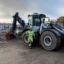 Jonas Eliasson från Jonas Excav står i varselkläder poserar framför sin Huddig 1260D silveredition traktorgrävare, vilken är utrustad med en RS8-14 siktskopa.