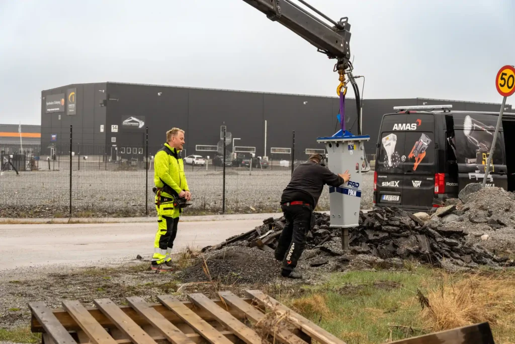Mikael Graje och Per Svalby flyttar hammaren till testplatta att slå på