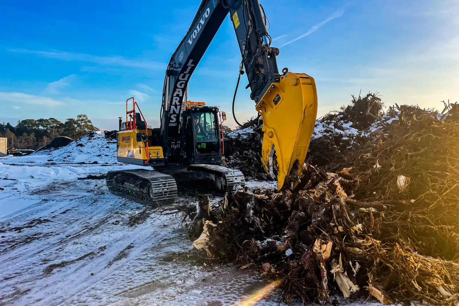 En stubbklipp på Volvo grävmaskin tar hand om stubbar som blir Bioenergi