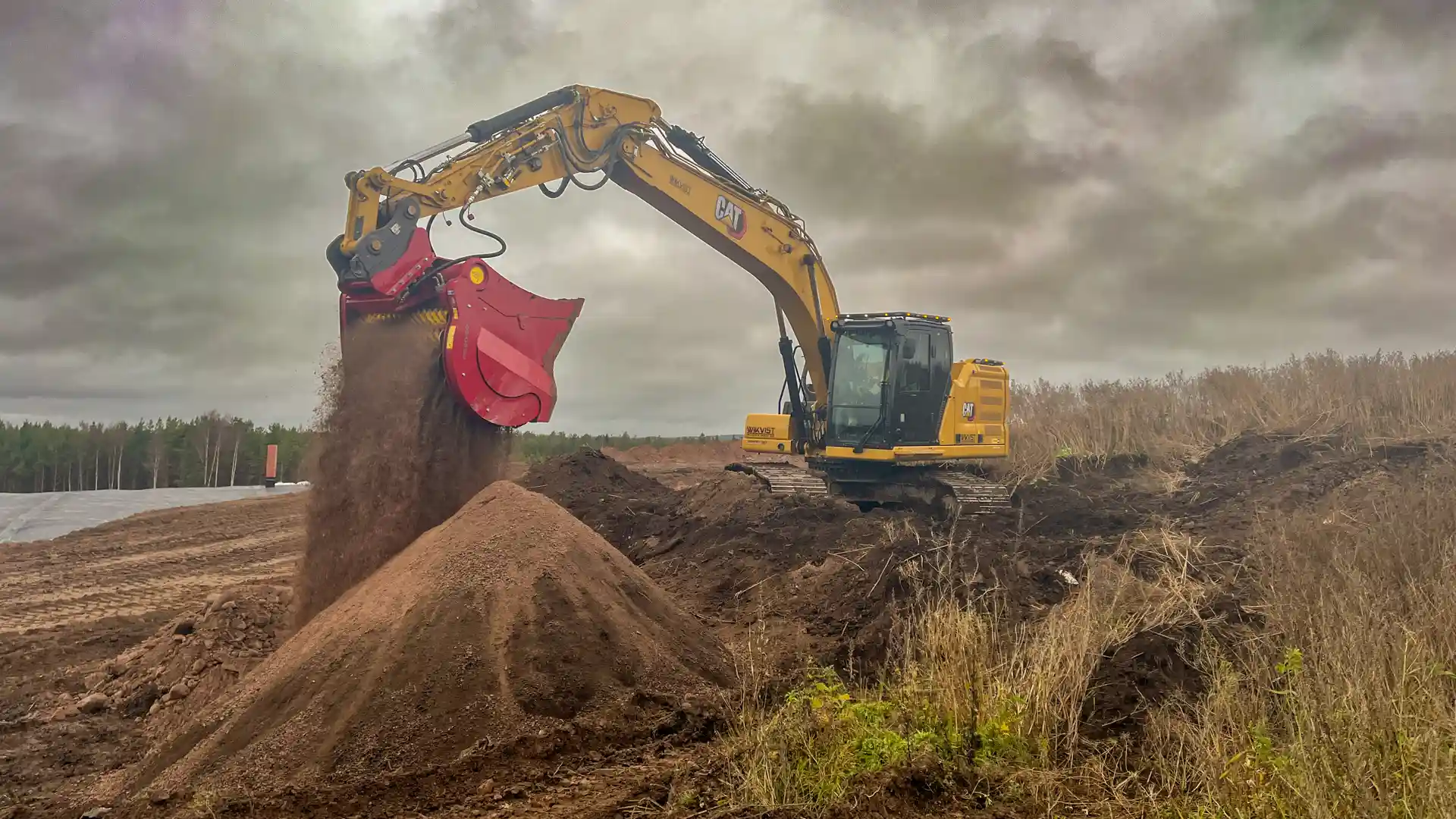 Effektiv siktskopa fäst vid en grävmaskin sorterar jord i linje med hållbar materialhantering