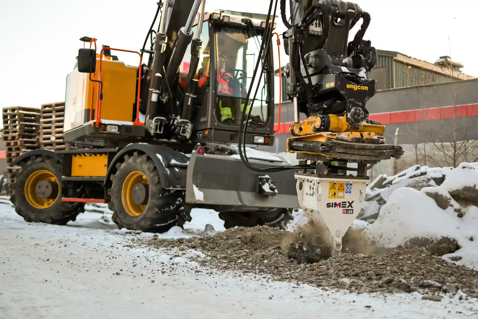 Bild på en Volvo grävmaskin utrustad med en fräs som gräver ner kabel för laddstationer