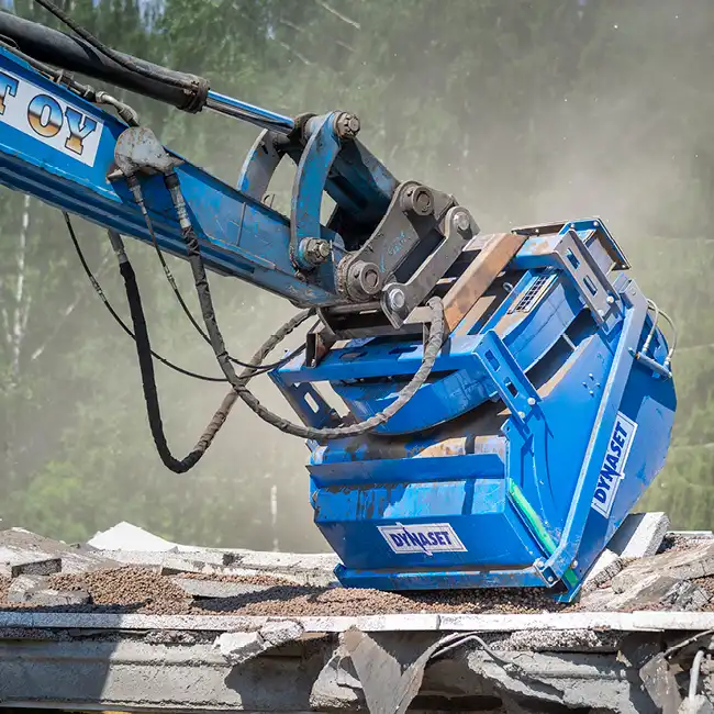 HRVB Hydraulisk Återvinningsskopa från Dynaset i aktion vid rivningsarbete Skopan omvandlar hydraulisk kraft till vakuum för effektiv återvinning och rengöring Prisbelönt innovation inom rivnings och återvinningsindustrin