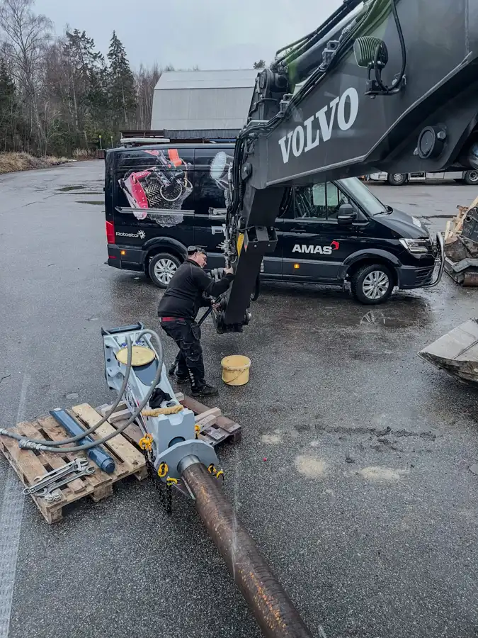 Installation av Furukawa FXJ175 hydraulhammare med markhåldon på Volvo EWR150E hos Gustavssons Gräventreprenad AB för användning vid nedslagning av ankare för vägräcken på E18.