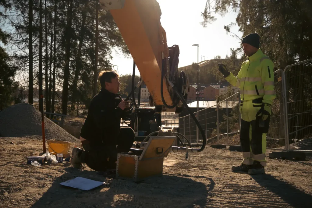 AMAS tekniker och maskinist från Hööks Grävproduktion under uppstart av Furukawa FXJ375 i Sollentuna.
