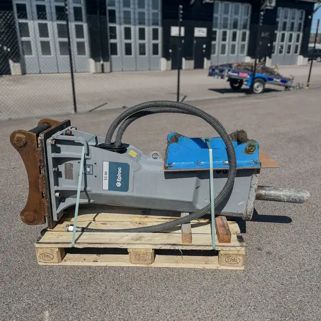 Begagnad hydraulhammare av märket Epiroc, modellen är EC90T.
