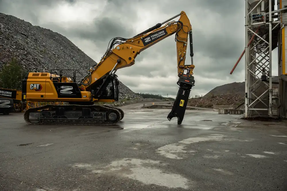 CAT352 grävmaskin utrustad med VTN stålsax för rivning av betongfabrik.
