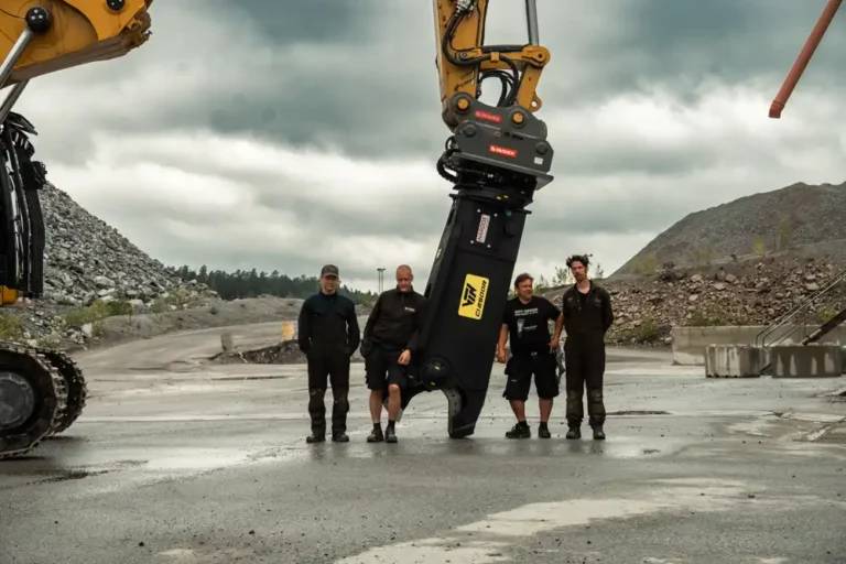 Gruppbild på servicetekniker och maskinförare vid VTN stålsax.