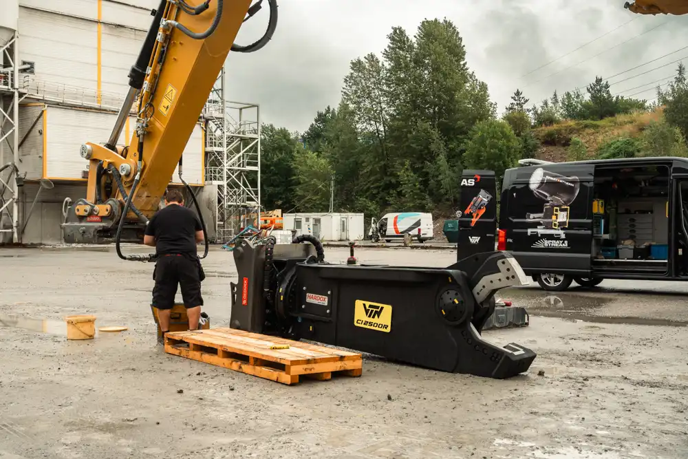 Pertan monterar flödesmätare på CAT352 inför uppstart av VTN CI2500R stålsax.