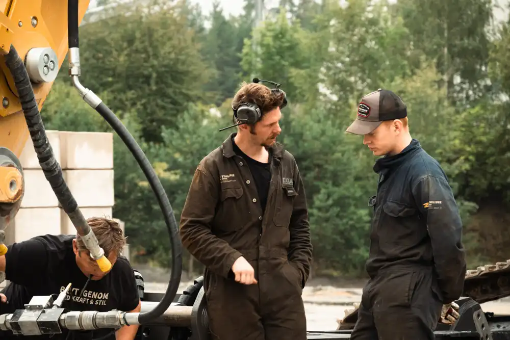 Tysslinge servicetekniker handleder praktikant vid installation av stålsax.