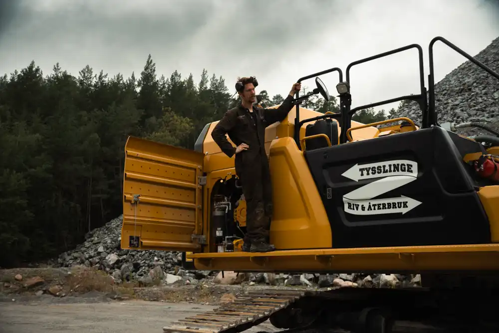 Servicetekniker på CAT352 grävmaskin utrustad med VTN stålsax.