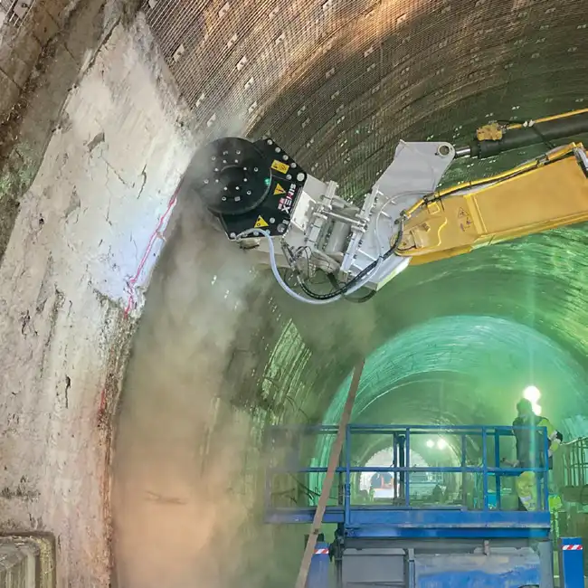Profilfräs för grävmaskin i arbete med betongfräsning av tunnelvägg