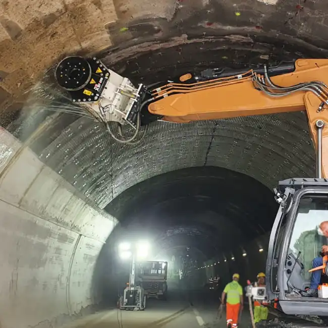 Profilfräs monterad på grävmaskin fräser tunnelvalv med hög precision
