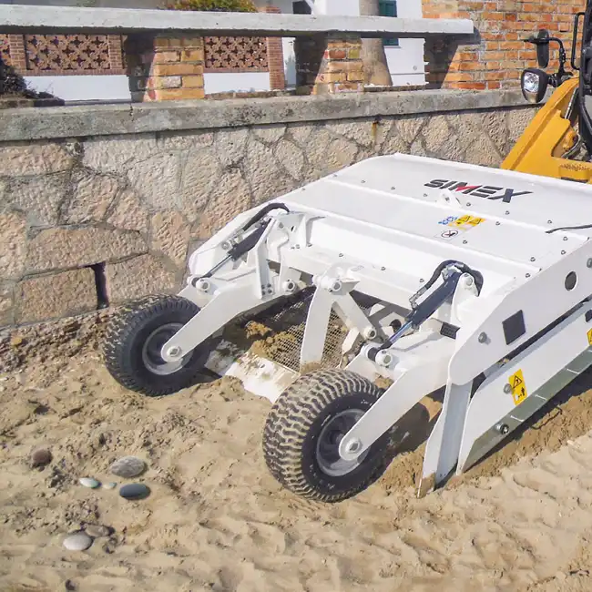 Ren sand och jämn yta efter arbete med strandrensare.