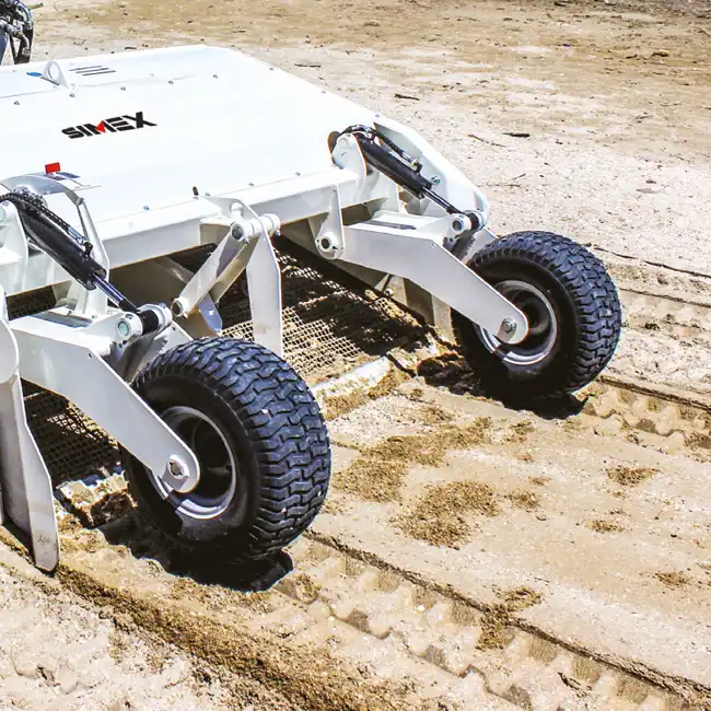 Strandrensare från Simex i arbete för effektiv strandrengöring.