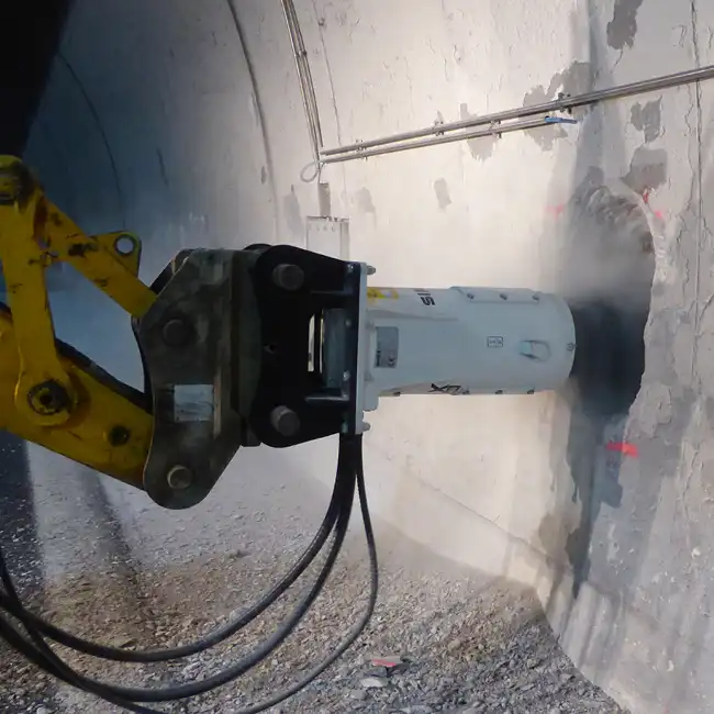 Vertikalfräs för grävmaskin används för betongavverkning i tunnelvägg
