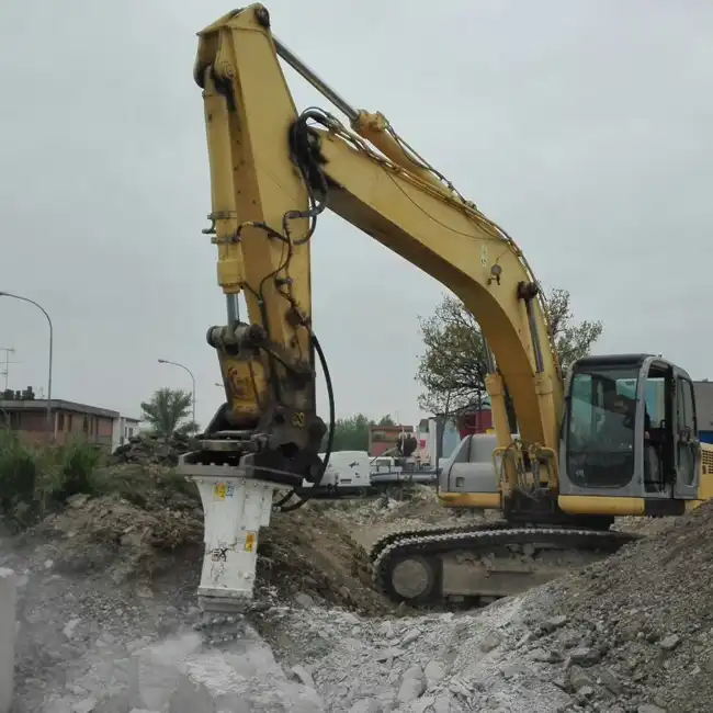 Simex vertikalfräs monterad på grävmaskin för betongschakt och rivning