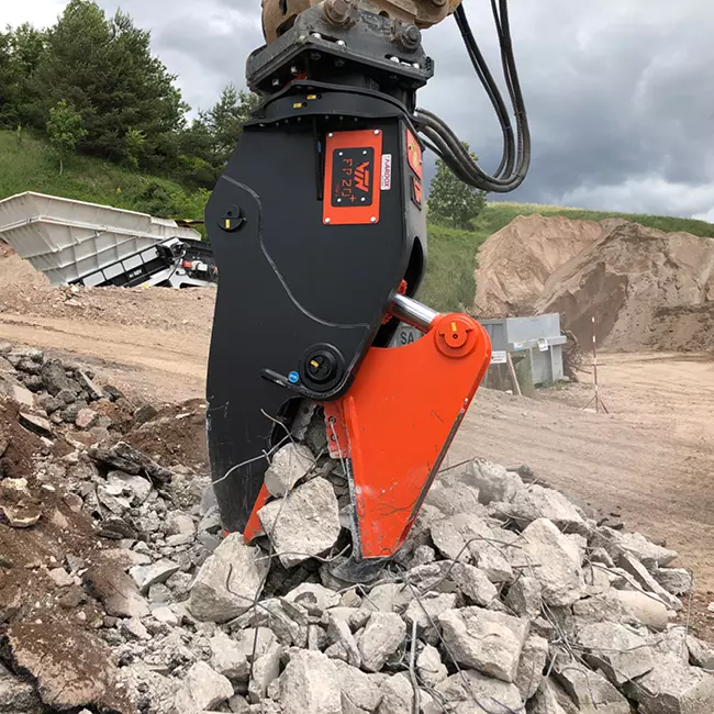 Pulveriserare på grävmaskin krossar betong och separerar armeringsjärn.