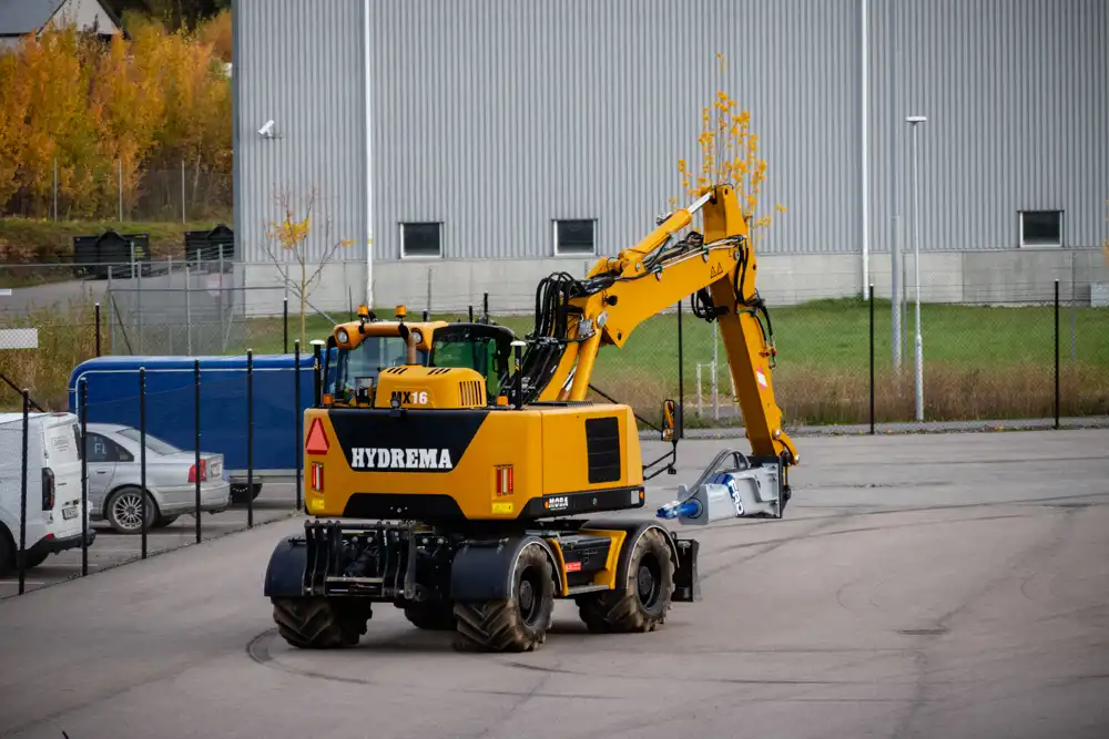 Hydrema MX16 med monterad Furukawa F19LN lämnar gården för etablering i Enköping.