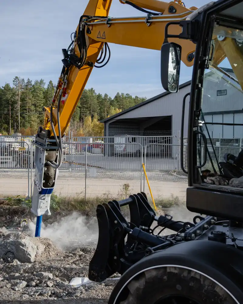Furukawa F19LN hydraulhammare gör första testslag i berg – monterad på Hydrema MX16, Enköping.