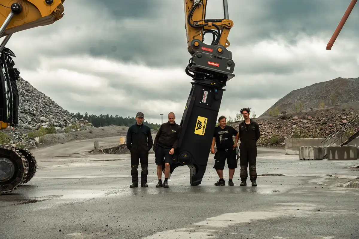 Arbetsteam med VTN stålsax C12500R monterad på grävmaskin vid rivningsarbete.