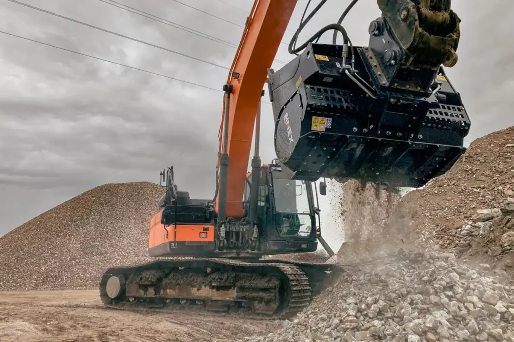 Simex CBE malningsskopa i arbete när betongrester mals ned och sorteras vid rivning.