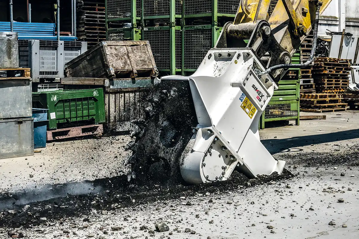 Simex hjulsåg som skär igenom asfalt och betong vid precisionsarbete i industriområde.