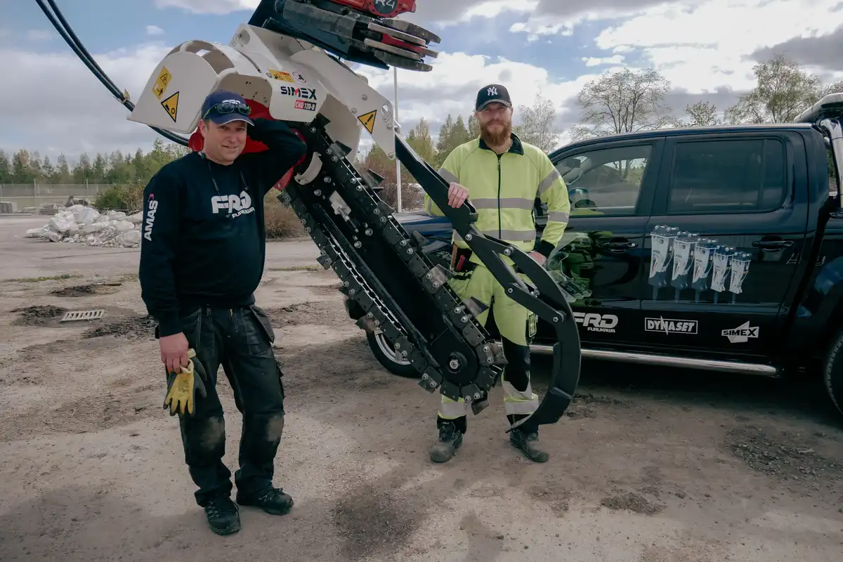 Simex kedjegrävare vid demonstration, tillsammans med två tekniker och servicebil från AMAS.