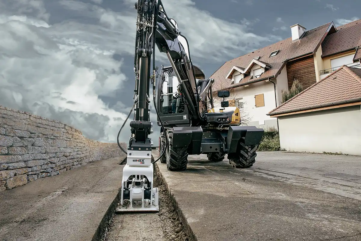 Simex markvibrator kompakterar schakt och vägkant vid stadsnära anläggningsarbete.