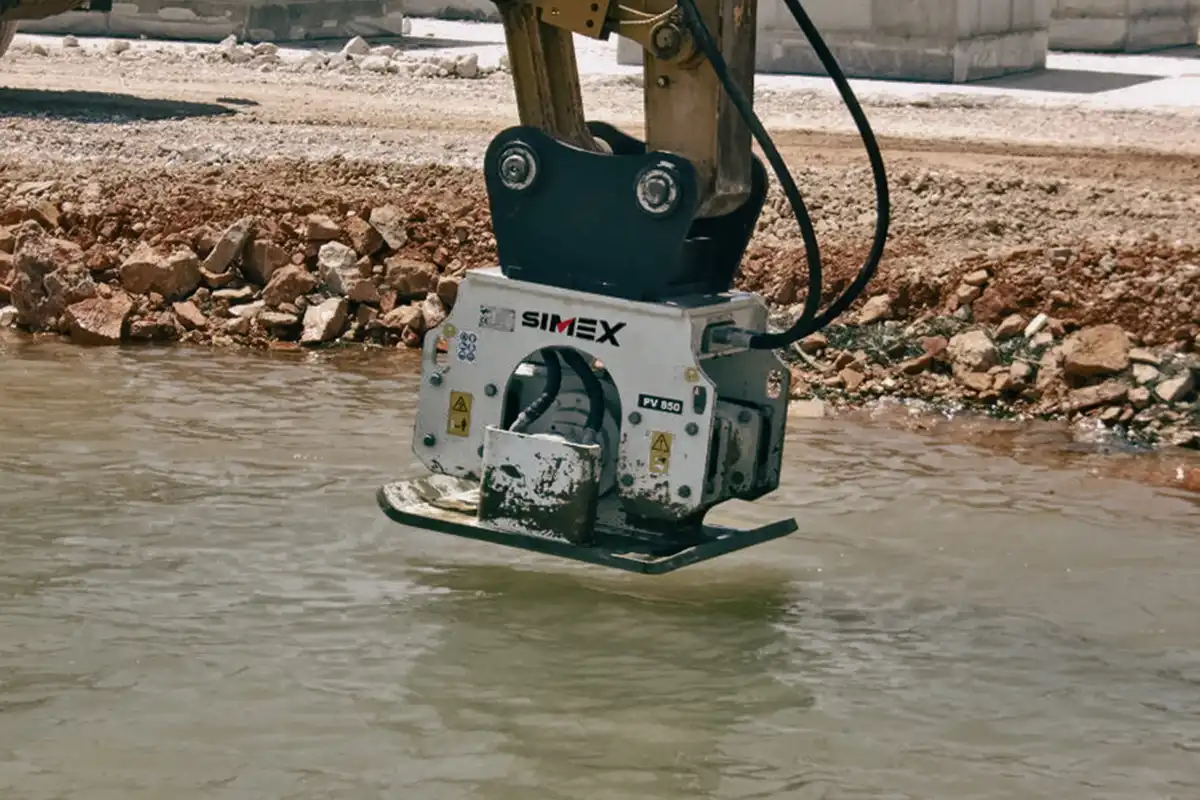 Simex PV850 markvibrator kompakterar material i vatten vid anläggningsarbete.