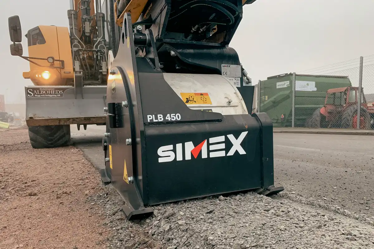 Simex PLB 450 asfaltsfräs monterad på grävmaskin som fräser asfalt på väg vid vägarbete.