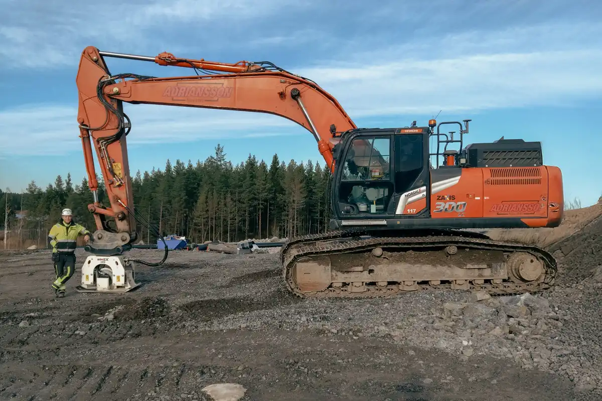 Simex PV850 markvibrator monterad på Hitachi ZX300LC hos Adriansson vid markkompaktering.