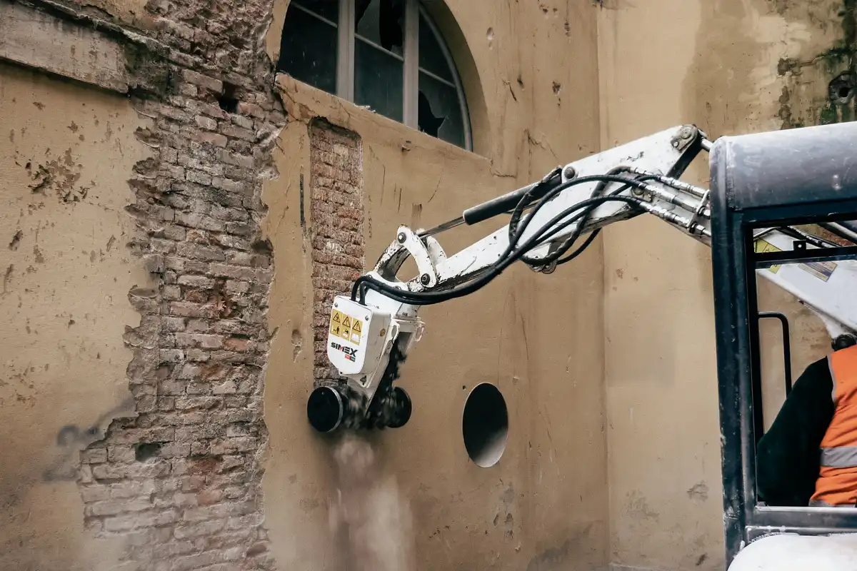 Simex TFC100 rotationsfräs som river och fräser tegelvägg vid precisionsdemolering