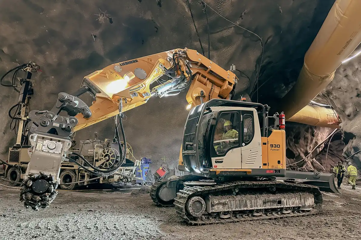 Simex rotationsfräs monterad på Liebherr grävmaskin vid precisionsfräsning i tunnelmiljö