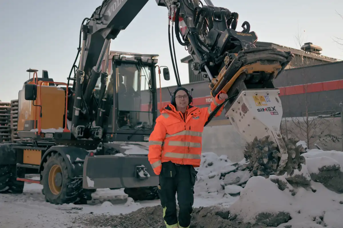 Simex TF400 rotationsfräs på Volvo grävmaskin vid fräsning av markmaterial i vintermiljö
