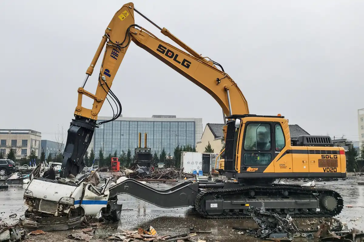 VTN fordonsdemonterare som klipper och bryter ner en bilkaross under fordonsdemontering och återvinning.
