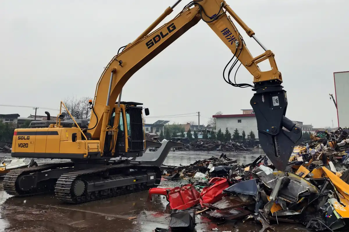 VTN fordonsdemonterare i arbete med att riva och sortera krockade fordon för metallåtervinning.