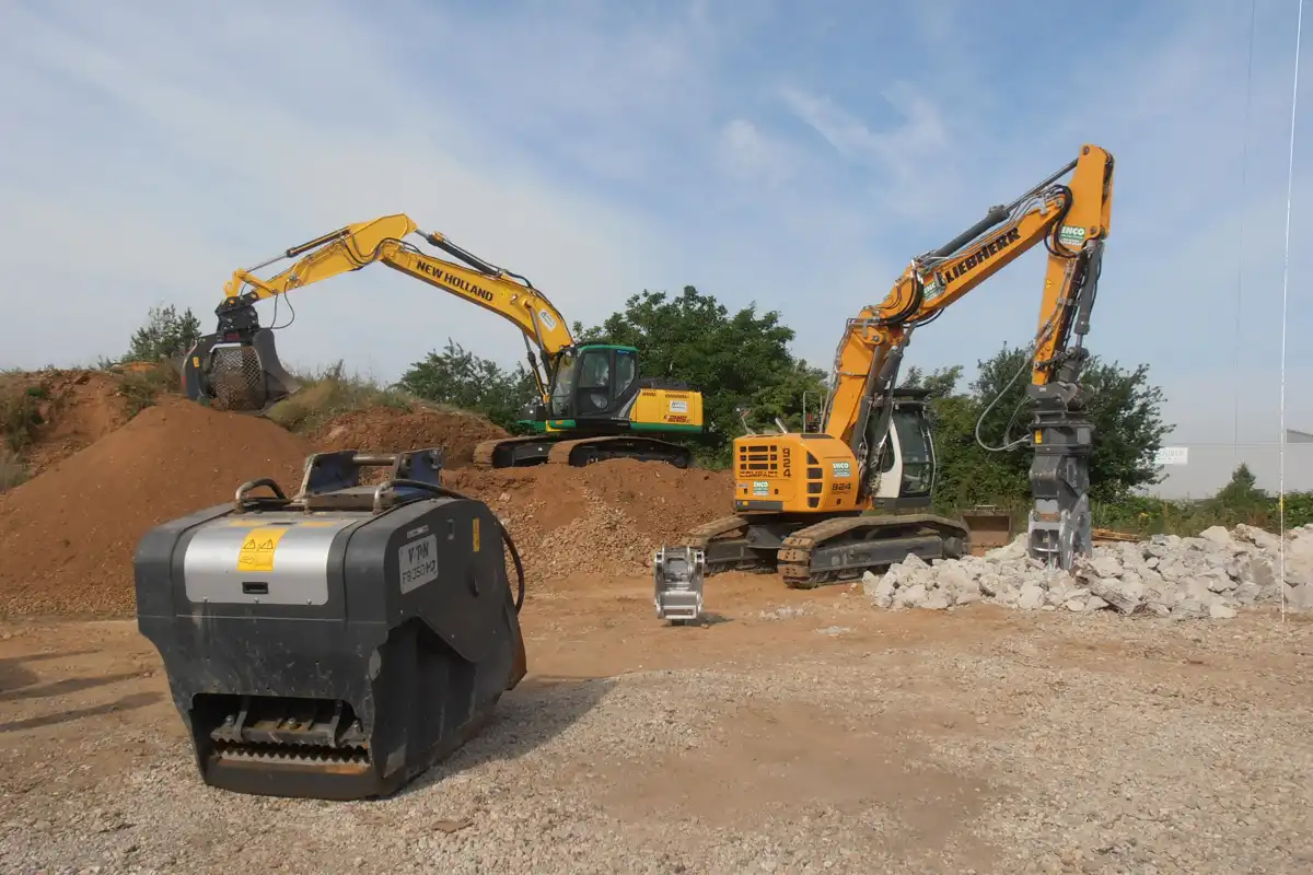 Två grävmaskiner utrustade med VTN krosskopa och hydraulisk pulveriserare för sortering och återvinning av rivningsmaterial.
