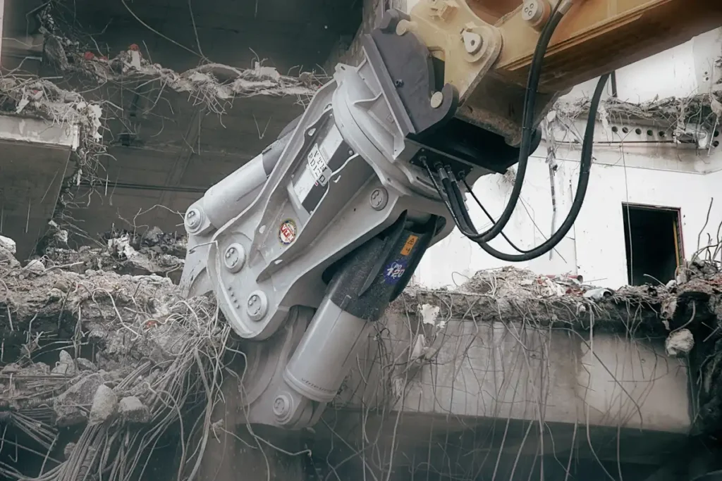 VTN PD120 betongsax som klipper armerad betong vid selektiv rivning.