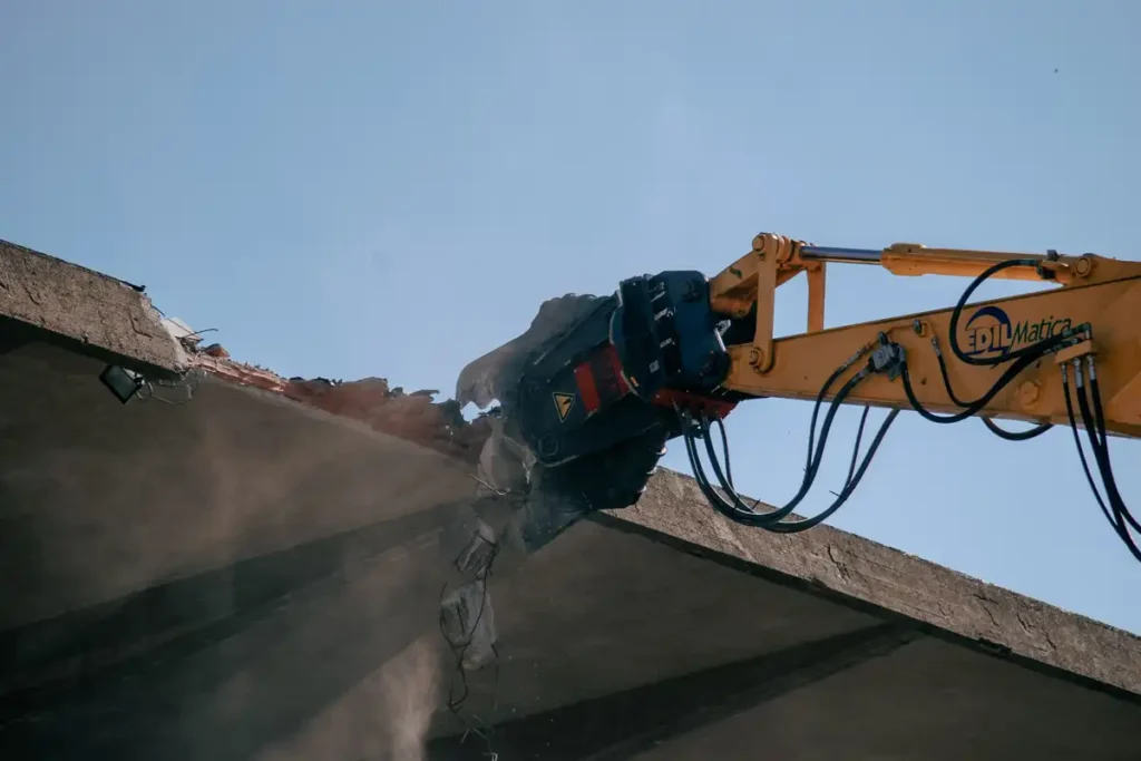 Närbild på VTN PD15 betongsax som klipper i ett betongtak vid rivning.