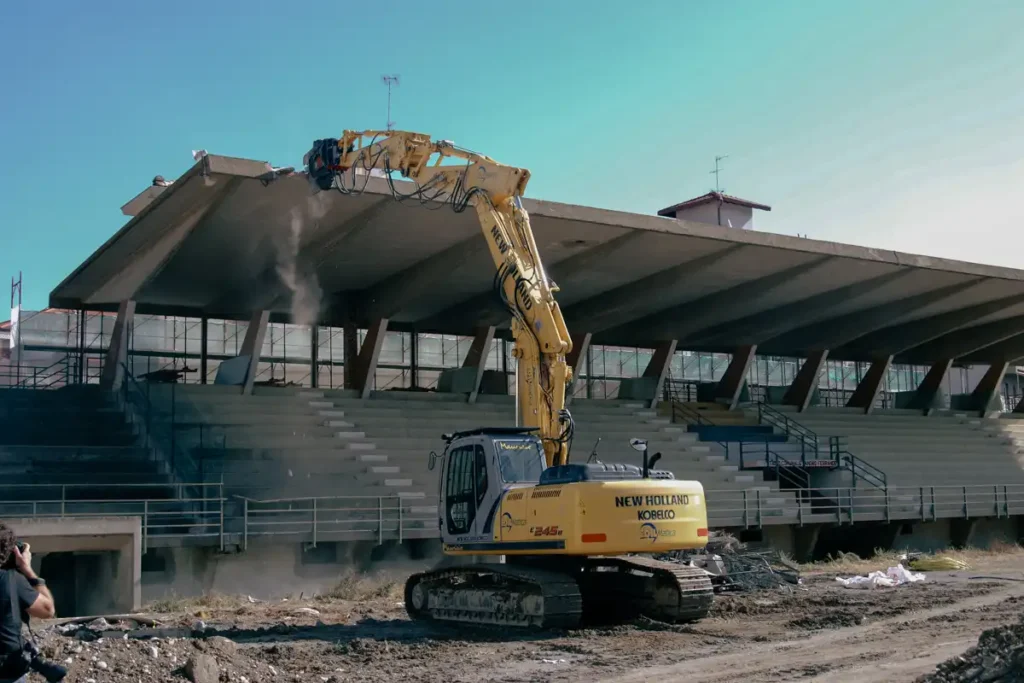 VTN PD15 betongsax monterad på grävmaskin som river betongläktare.
