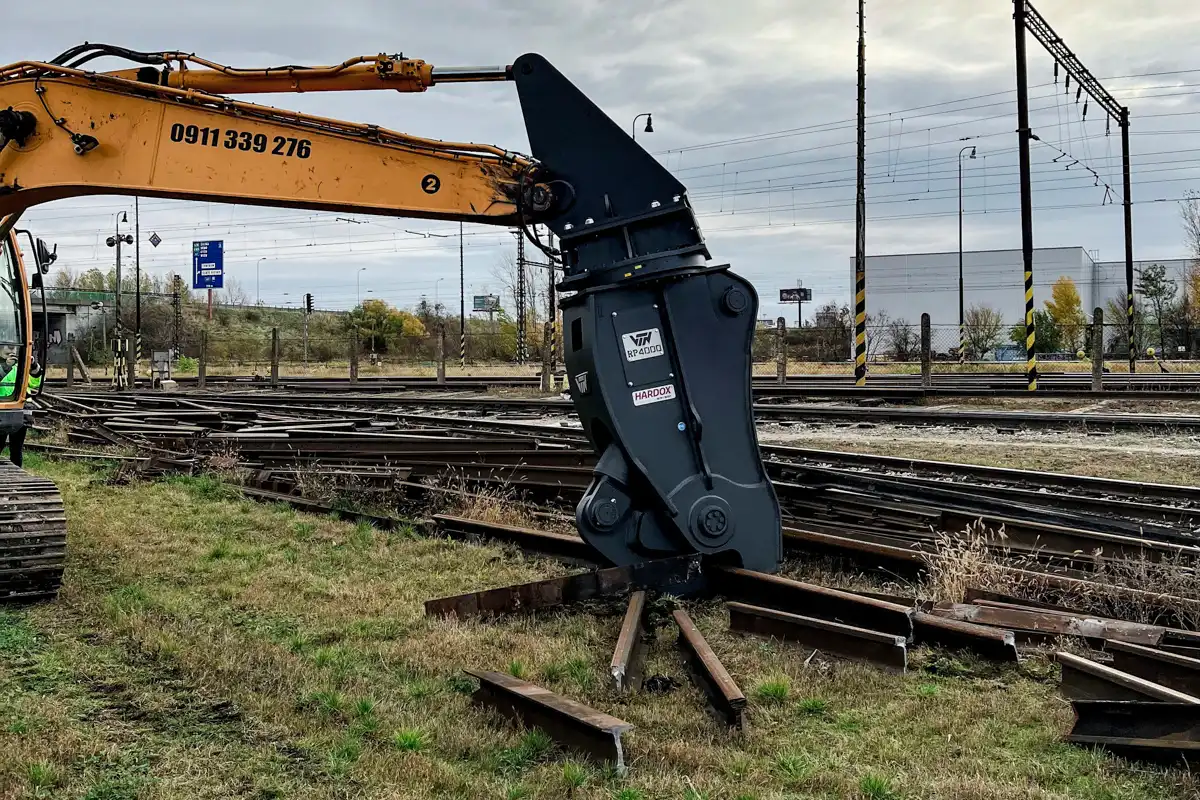 VTN RP4000 rälsklipp monterad på grävmaskin som klipper och demonterar räls på bangård.