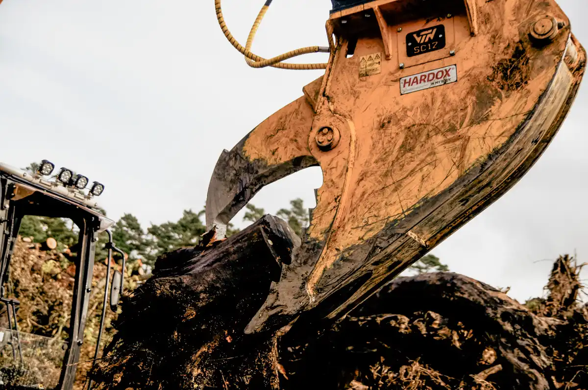 Närbild på VTN SC12 stubbklipp som klipper grov stubbe med Hardox-skär