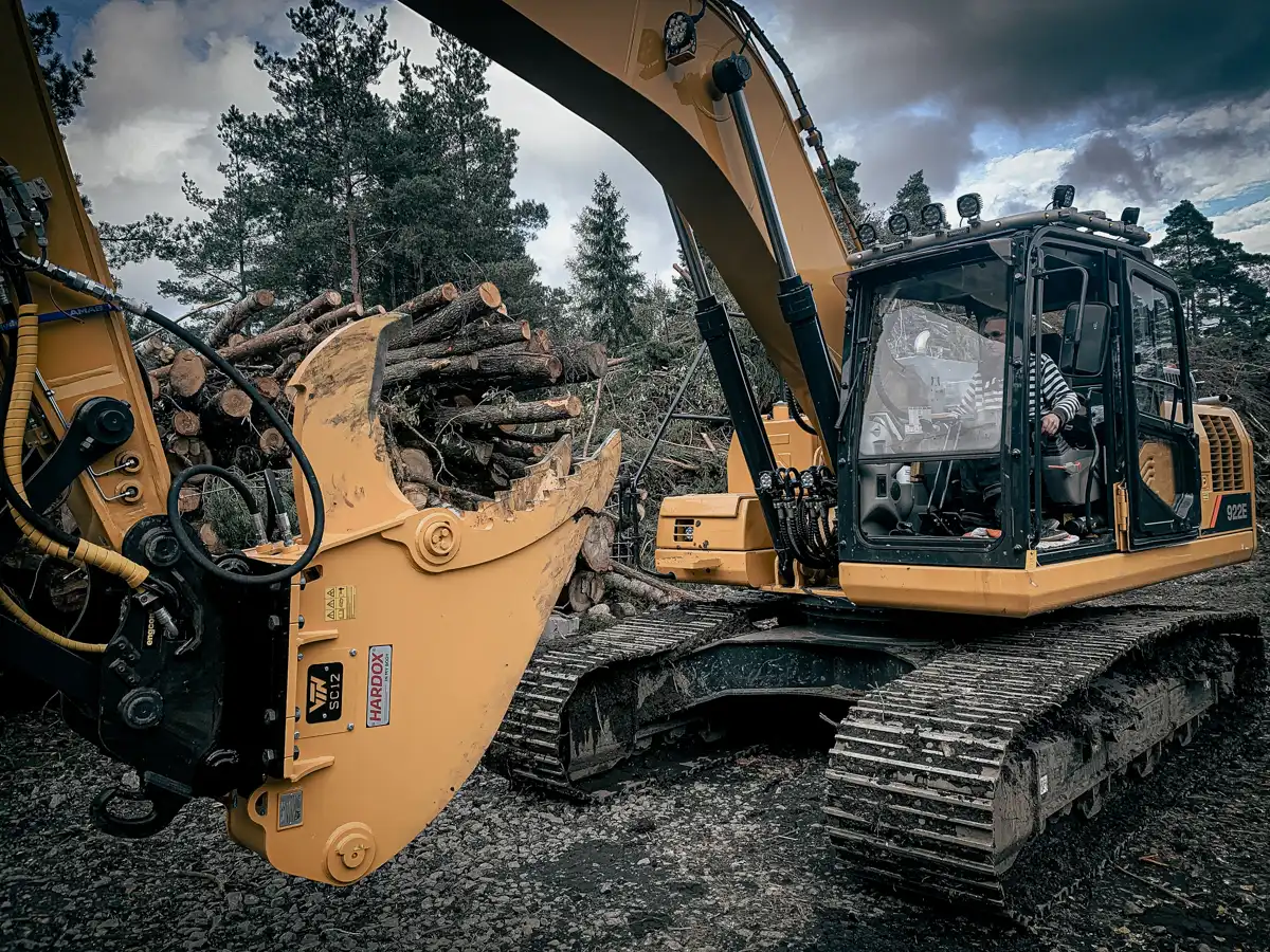 VTN stubbklipp monterad på grävmaskin som klipper och hanterar stubbar på arbetsplats