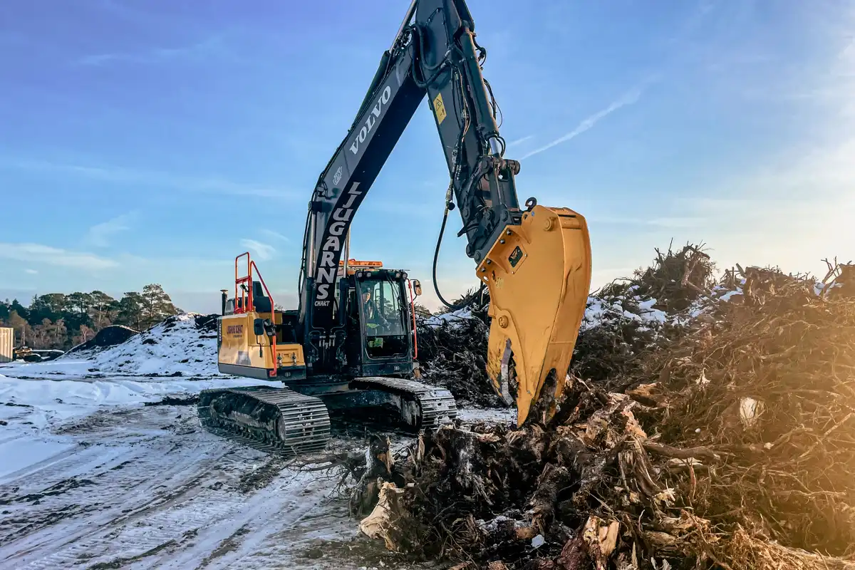 VTN stubbklipp på Volvo grävmaskin som arbetar med stubbhantering på vintrig arbetsplats